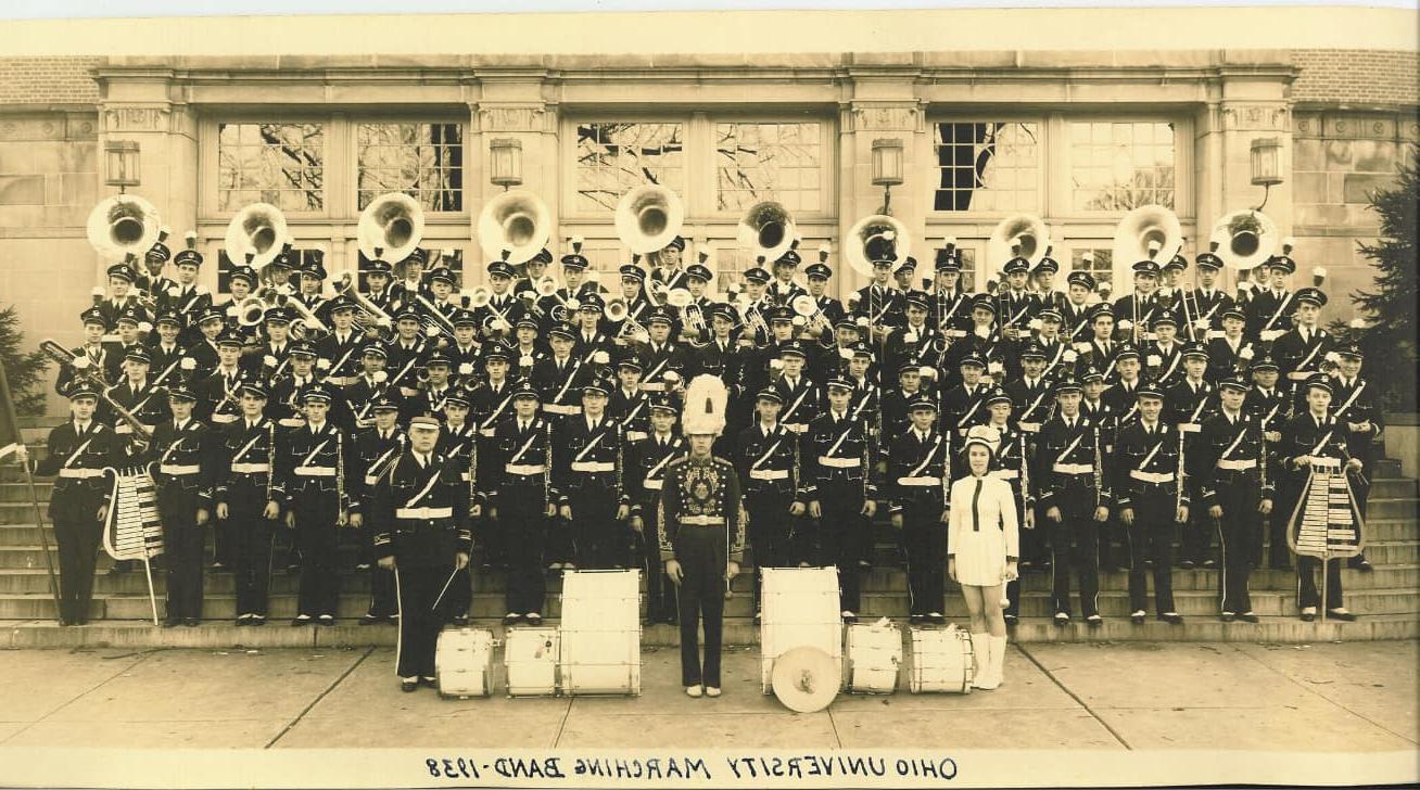 Formal photograph of the 1938 OU marching bank on stairs of Templeton-Blackburn 校友 Memorial Auditorium.